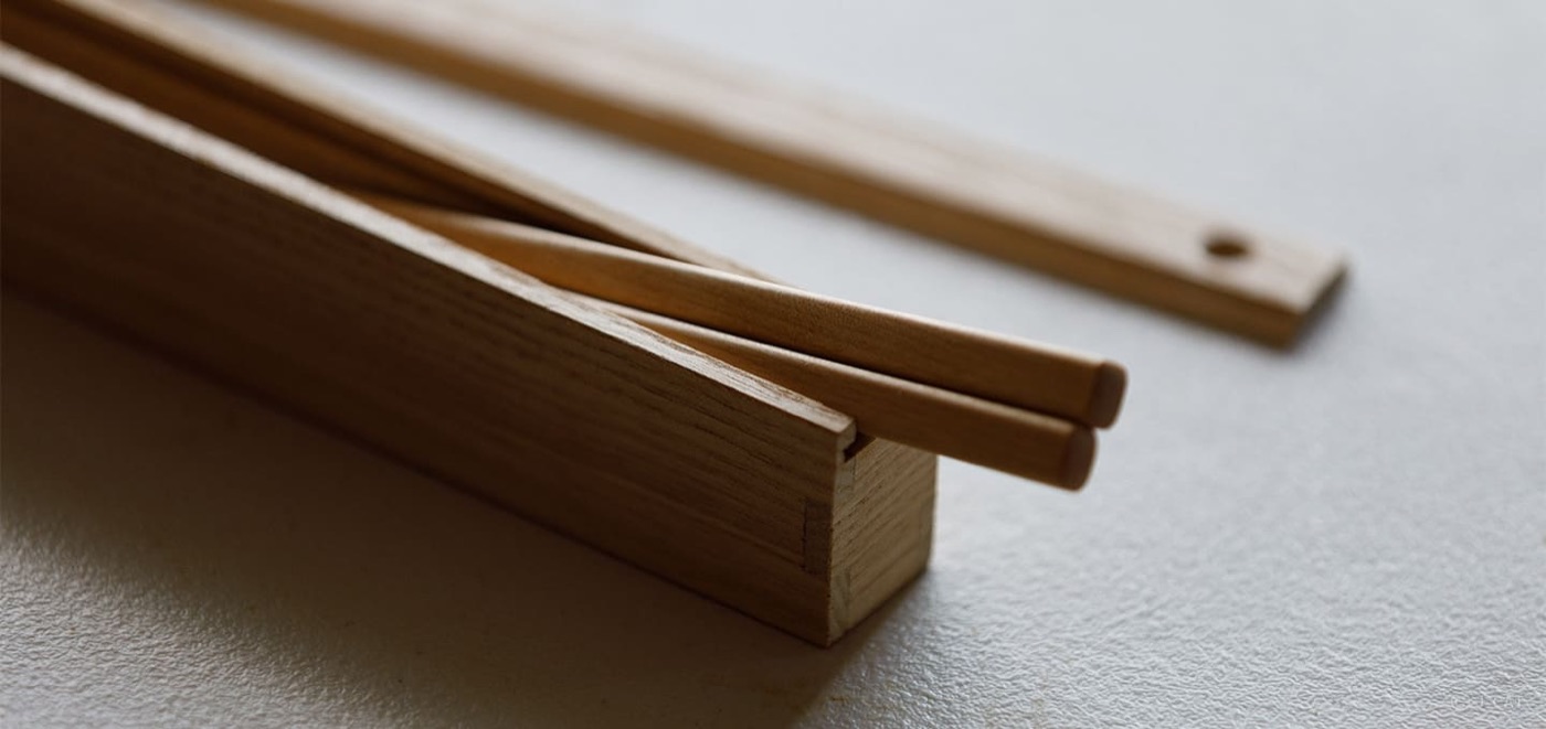 完成した一膳の箸と会津桐の箱
