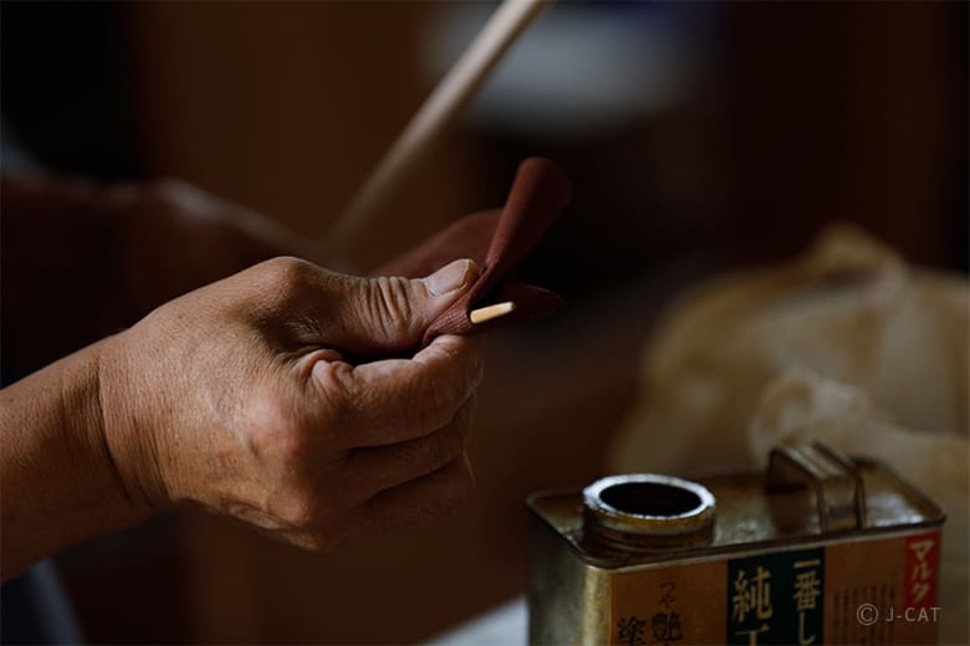 布でオイルを塗り込み仕上げる職人の手