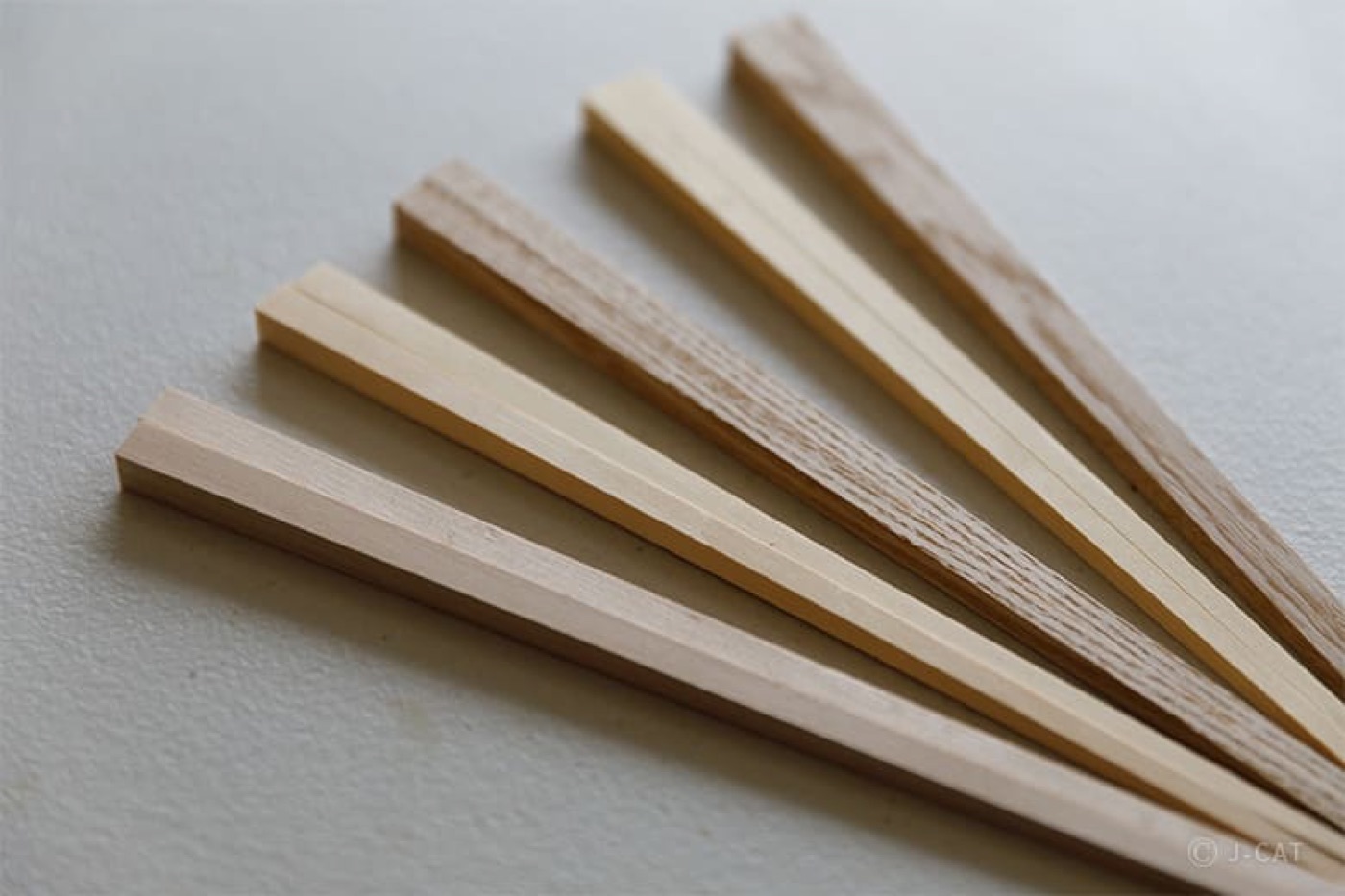 色味の異なる複数の銘木で作られた箸が並ぶ